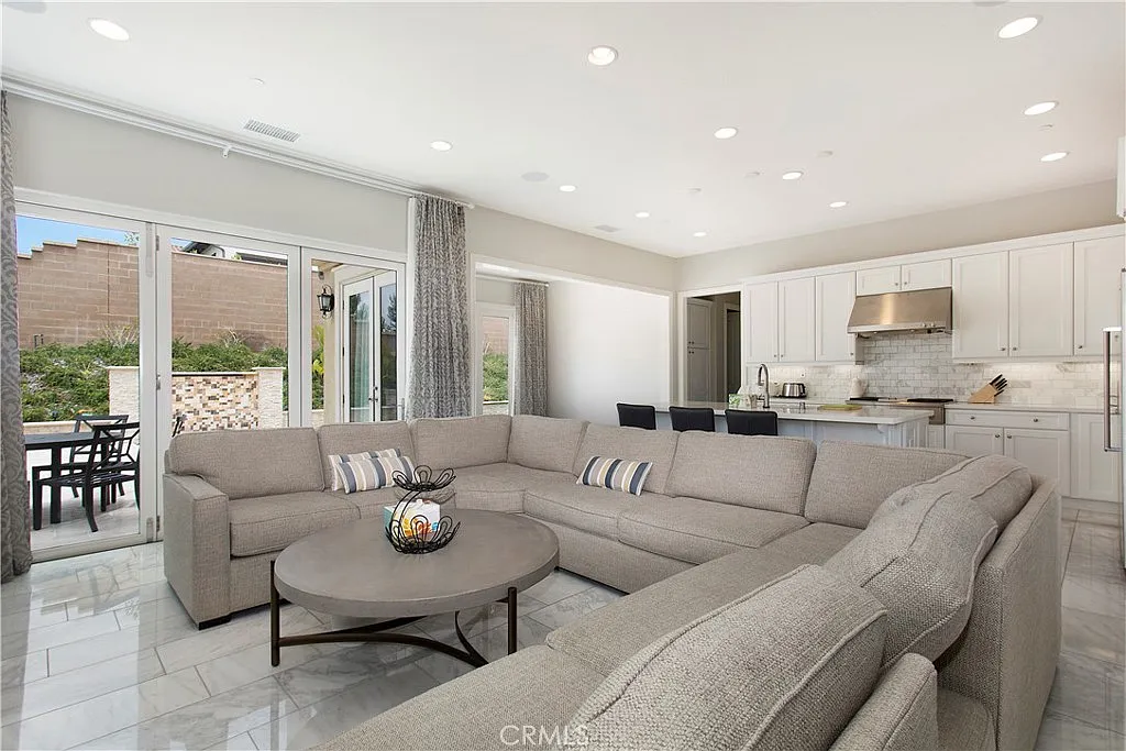 3 bed, 2663 sqft, $8,000 — Photo 2