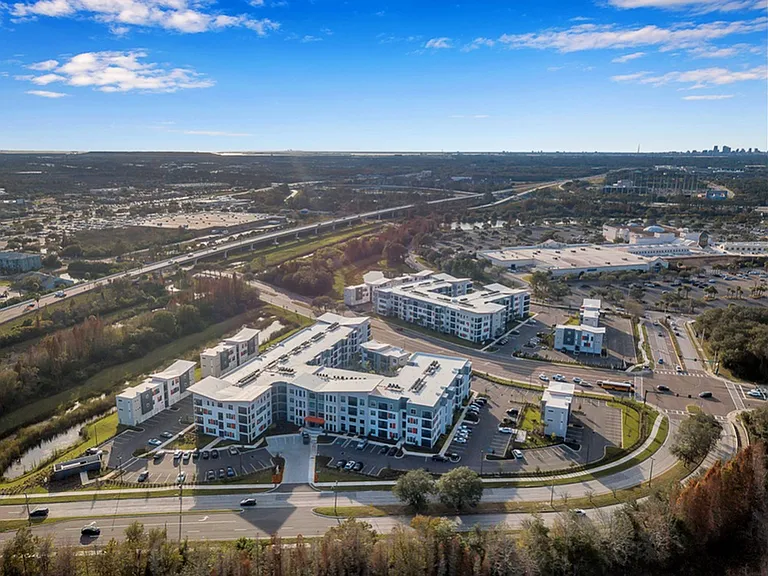 Nexus Brandon Apartments — Photo 41