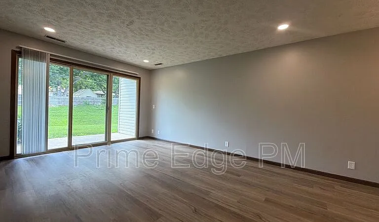 6235 Holdrege St #D-5 — Photo 10