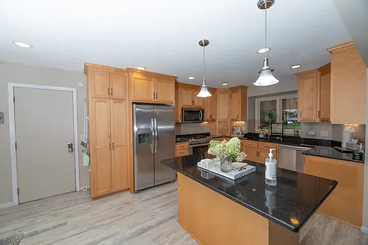 4 bed, 2850 sqft, $6,000 — Photo 4