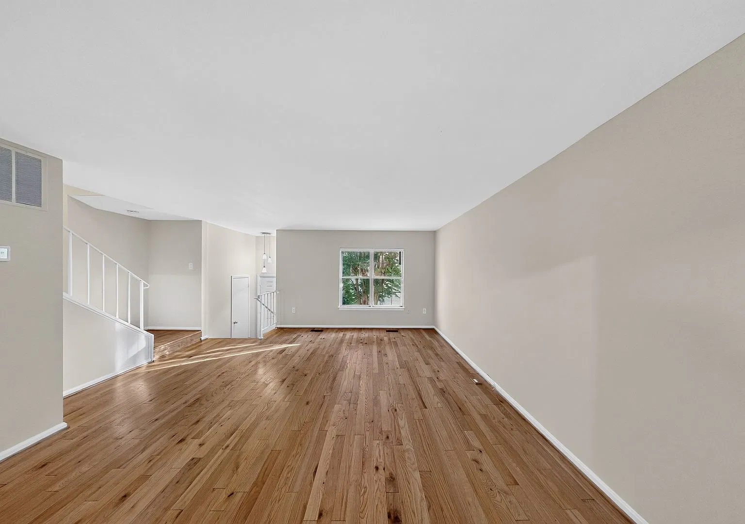 Fresh and Ready 3Bed/3.5Bath townhome! — Photo 2