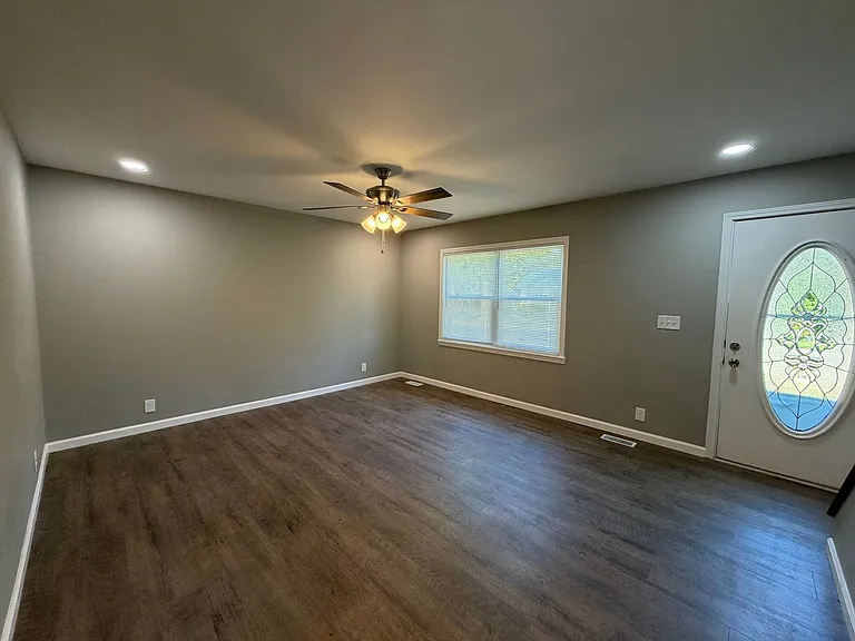 1518 Eastview Ave — Photo 4