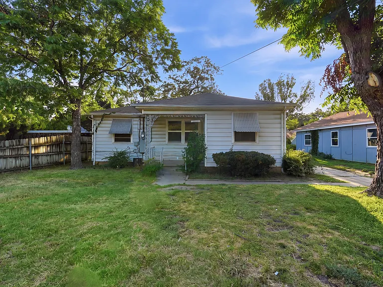 2204 Tierney Rd — Photo 1