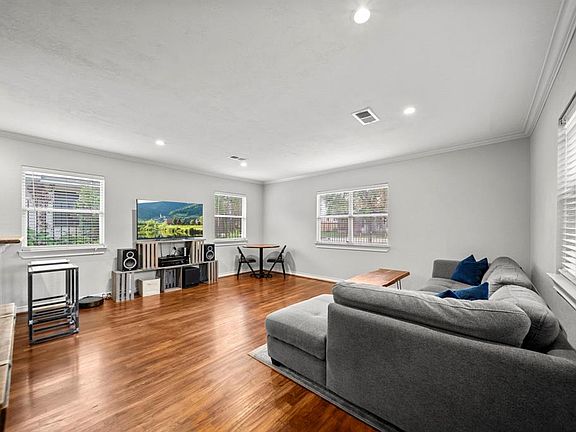 3rd image of 326 W 27th Street