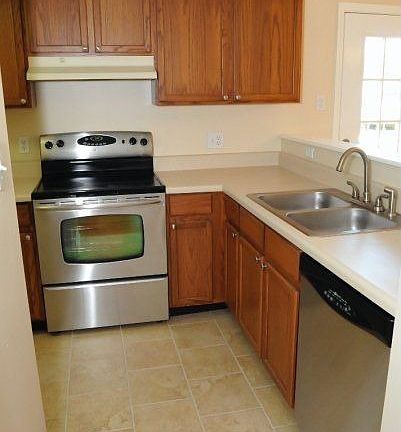 3rd image of 505 Parkstone Ln