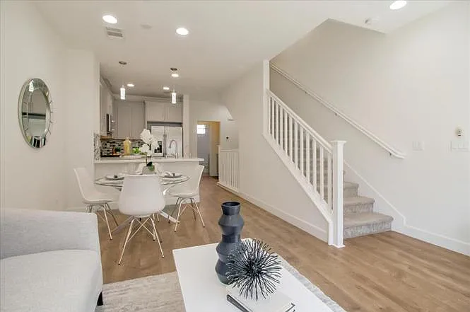 369 Reading Pl — Photo 2