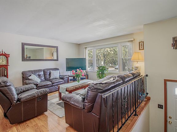 2nd image of 3301 W 74th Pl