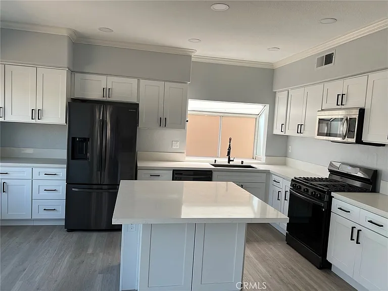 543 S Eveningsong Ln — Photo 3