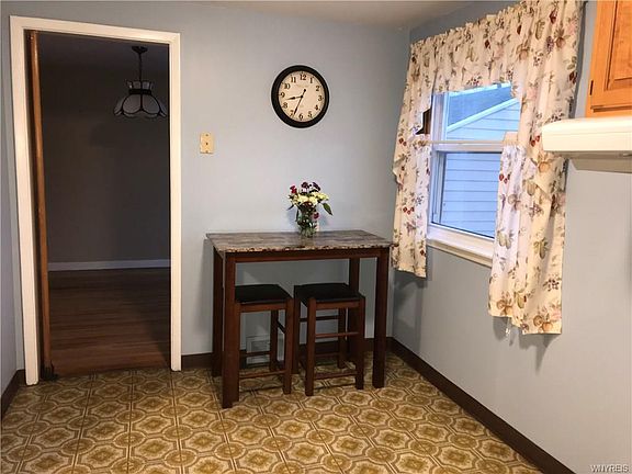 5th image of 175 Woodcrest Dr
