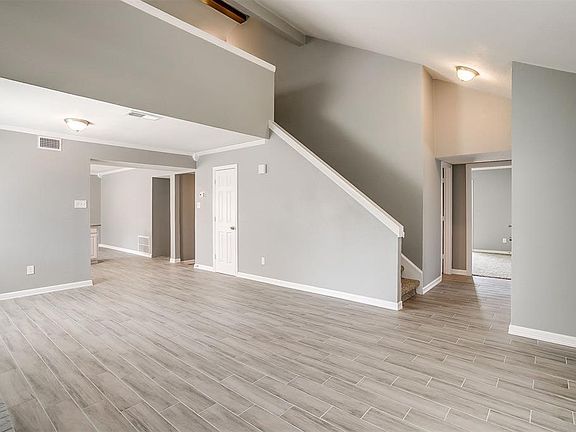4th image of 2204 S Parkway Blvd S