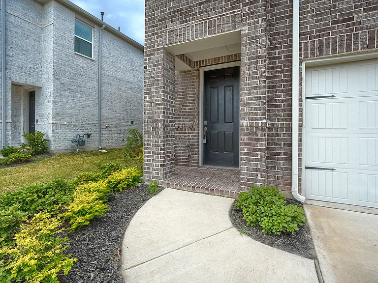 724 Portina Dr — Photo 3