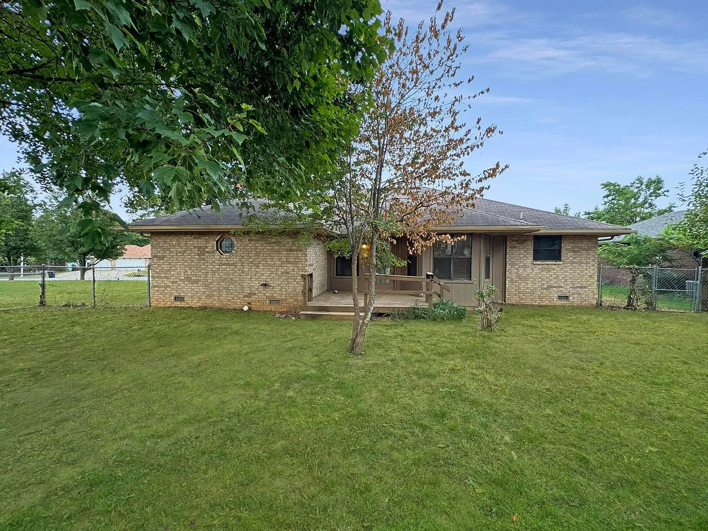 Beautiful 3 Bedroom Home with Fenced Yard & 2-Car Garage in Central West Springfield! — Photo 2