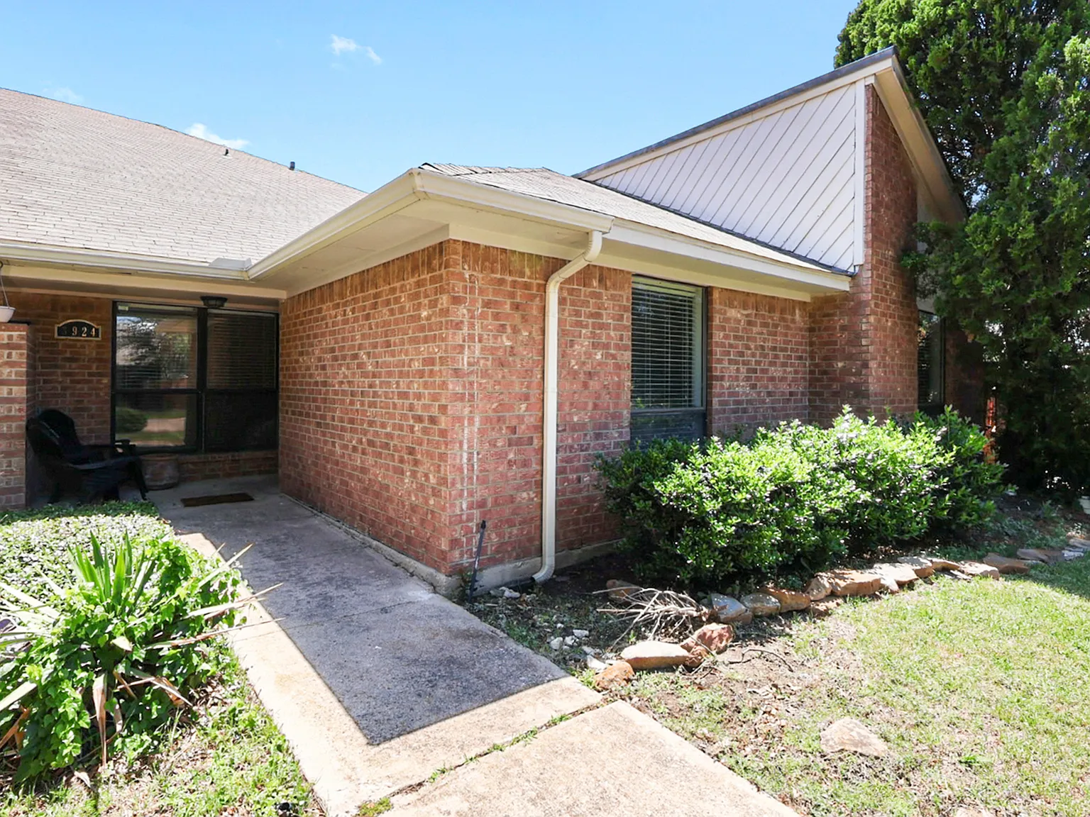 3 bed, 1809 sqft, $2,700 — Photo 2