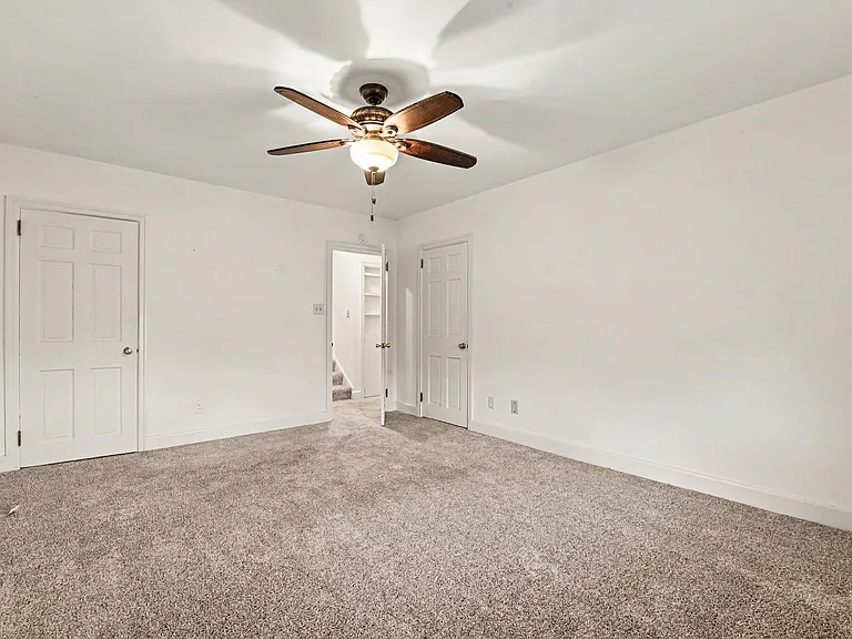 125 W Governor Rd — Photo 12