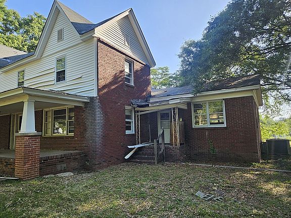 3rd image of 301 N Old Laurens Rd