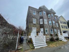 106-108 Winsor St, New Bedford, MA