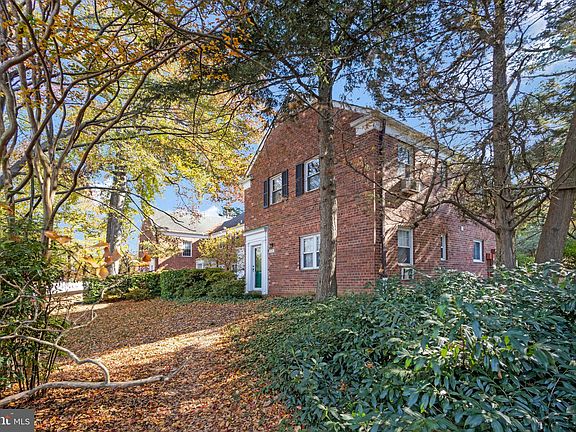 3rd image of 1010 Valley Dr