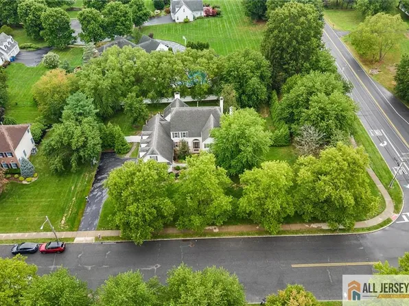 1 Woodland Dr, Cranbury, NJ 08512
