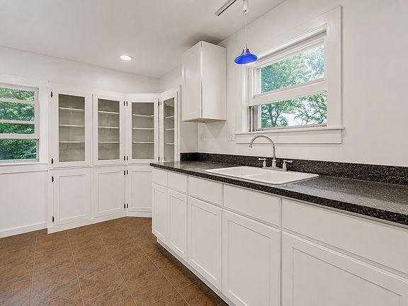 3rd image of 19 Wentworth Ave Floor 2