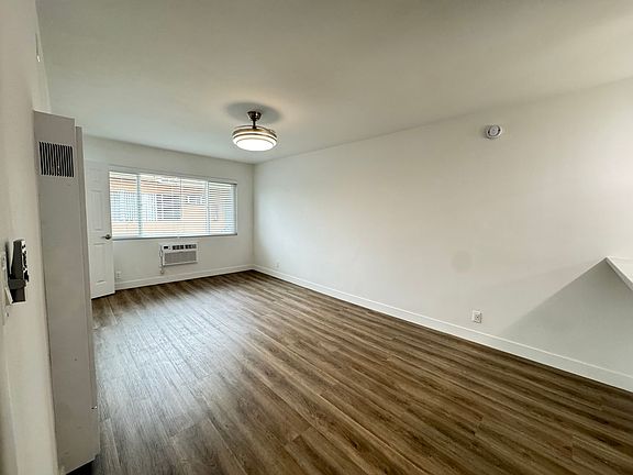 2nd image of 5725-5729 Vineland Ave #8725-14