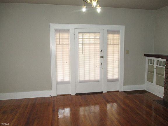 4. 811 W Franklin, Living Room (1)