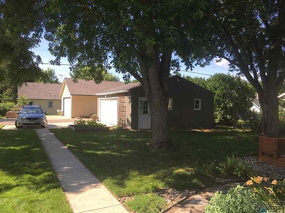 2nd image of 423 W Luverne St