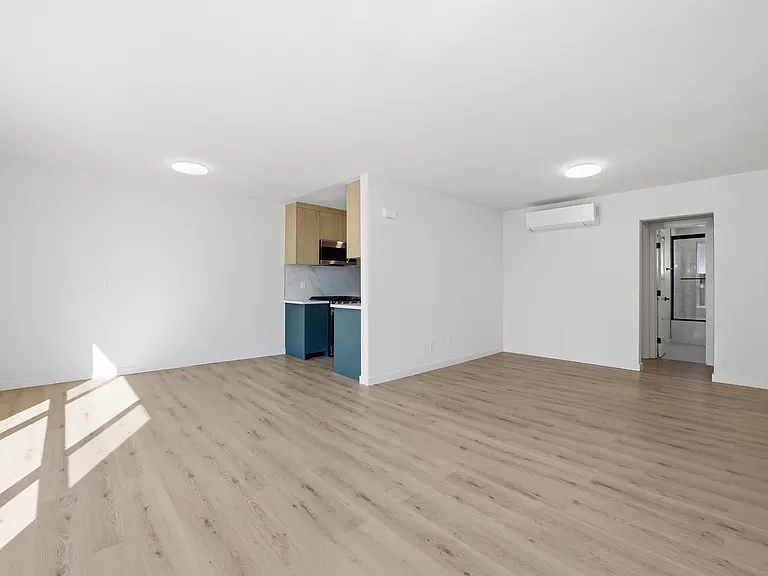 2140 Howard Ave #11 — Photo 2