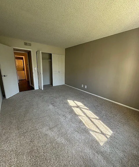 Versailles on the Lake Apartments — Photo 132