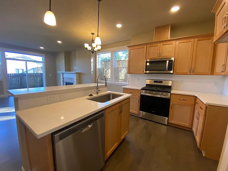 9126 N Seward Ave — Photo 11