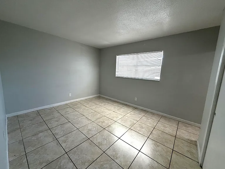 915 NE 8th St #104 — Photo 10