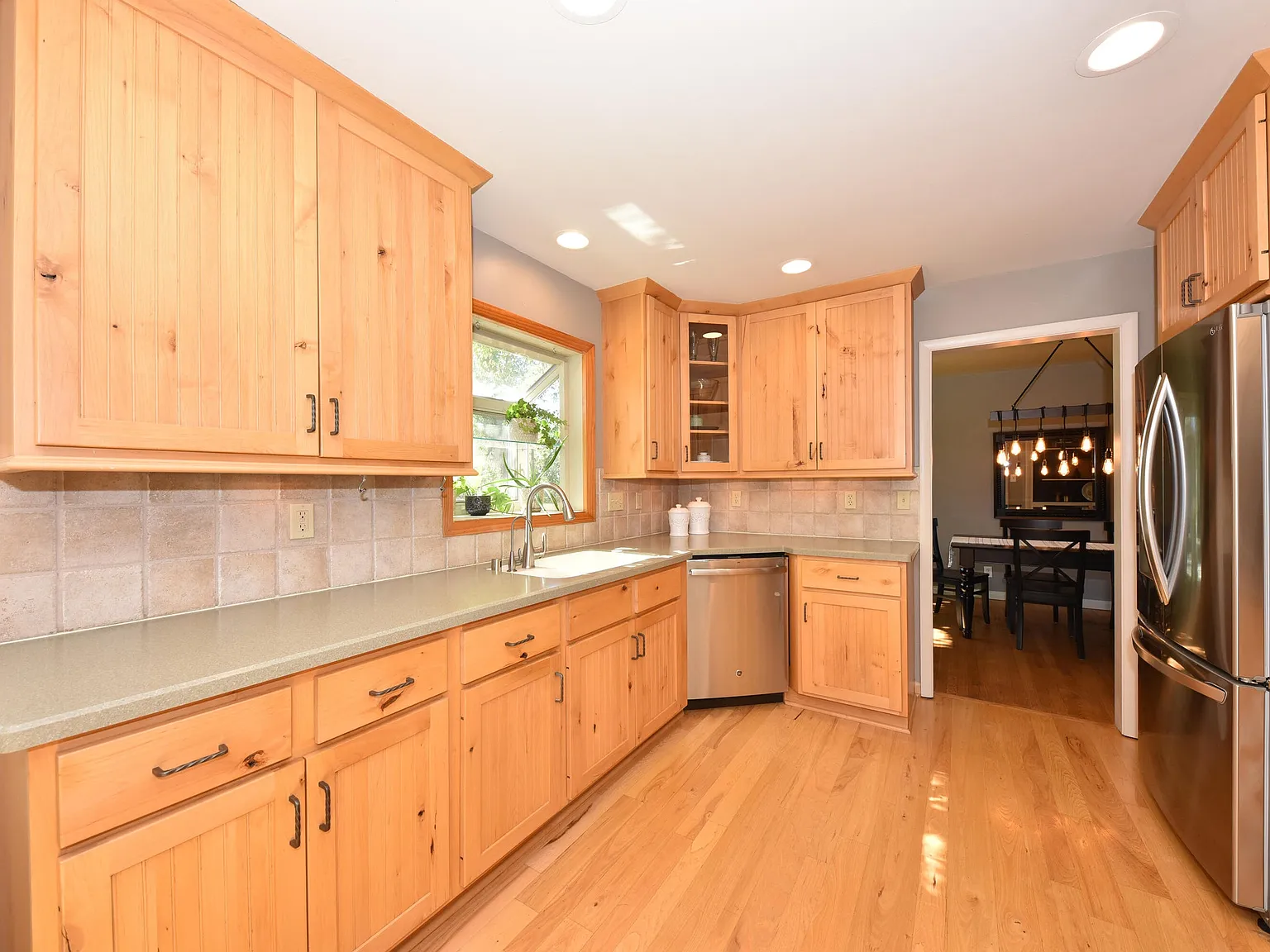 4 bed, 3275 sqft, $3,900 — Photo 3
