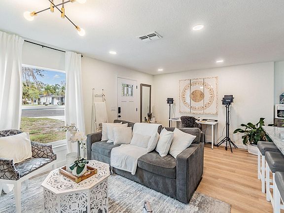 5th image of 1813 Chinaberry Dr