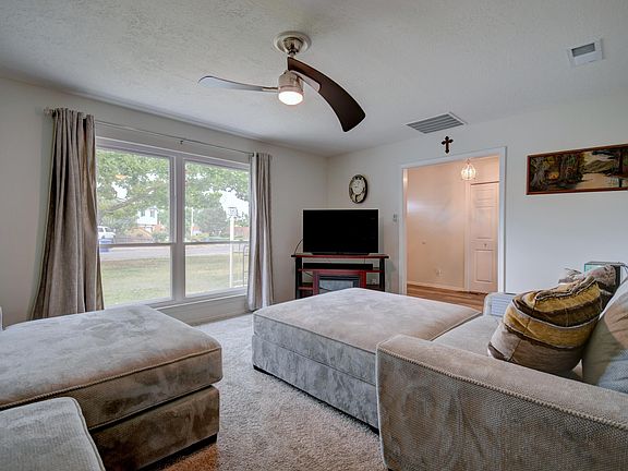 5th image of 10213 Theresa Pl NE