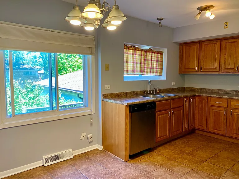 1056 Des Plaines Ave — Photo 3