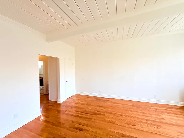 1376 N. Serrano Avenue — Photo 36