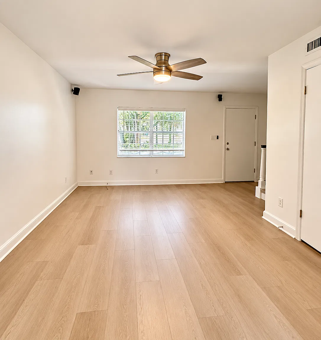 2 bed, 1.5 bath, 880 sqft, $2,000 — Photo 1