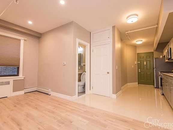4th image of 4542 44th St APT 1R