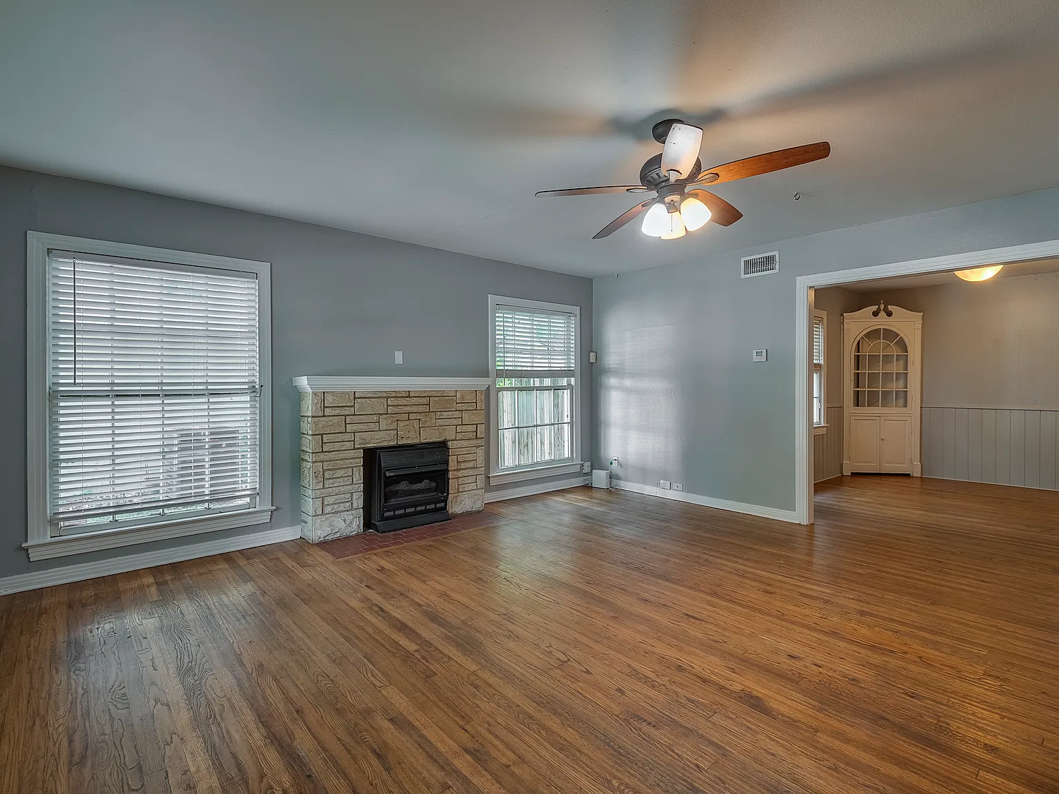 4 bed, 4.5 bath, 1934 sqft, $4,800 — Photo 2