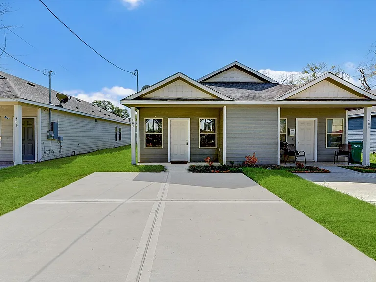 407 E Avenue G — Photo 1