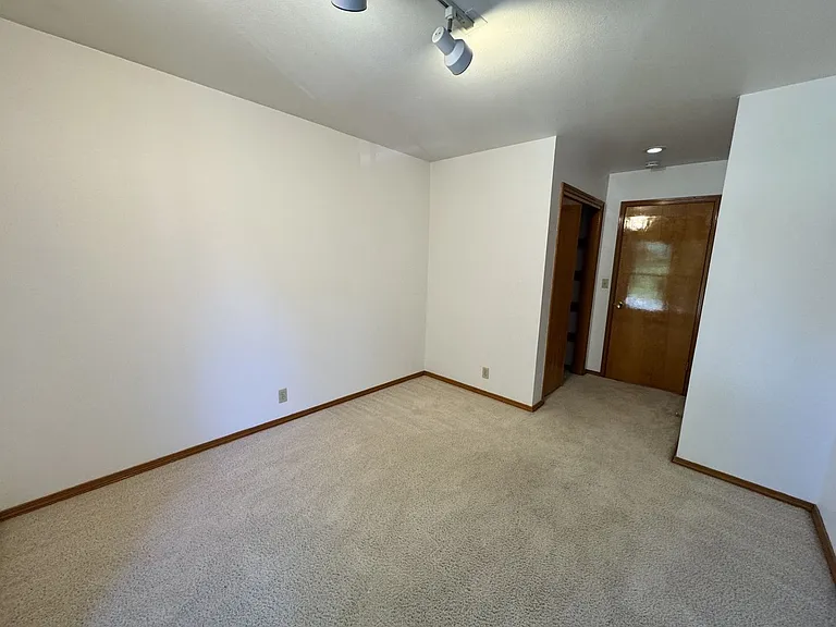 1033 S 232nd St — Photo 22
