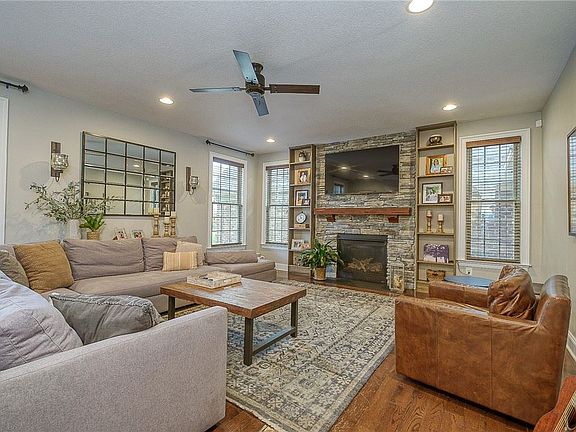 4th image of 4818 Stonebridge Dr