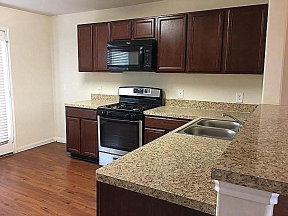 2nd image of 706 Horseshoe Springs Ln