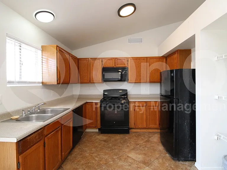 1224 E Huntington Dr — Photo 4