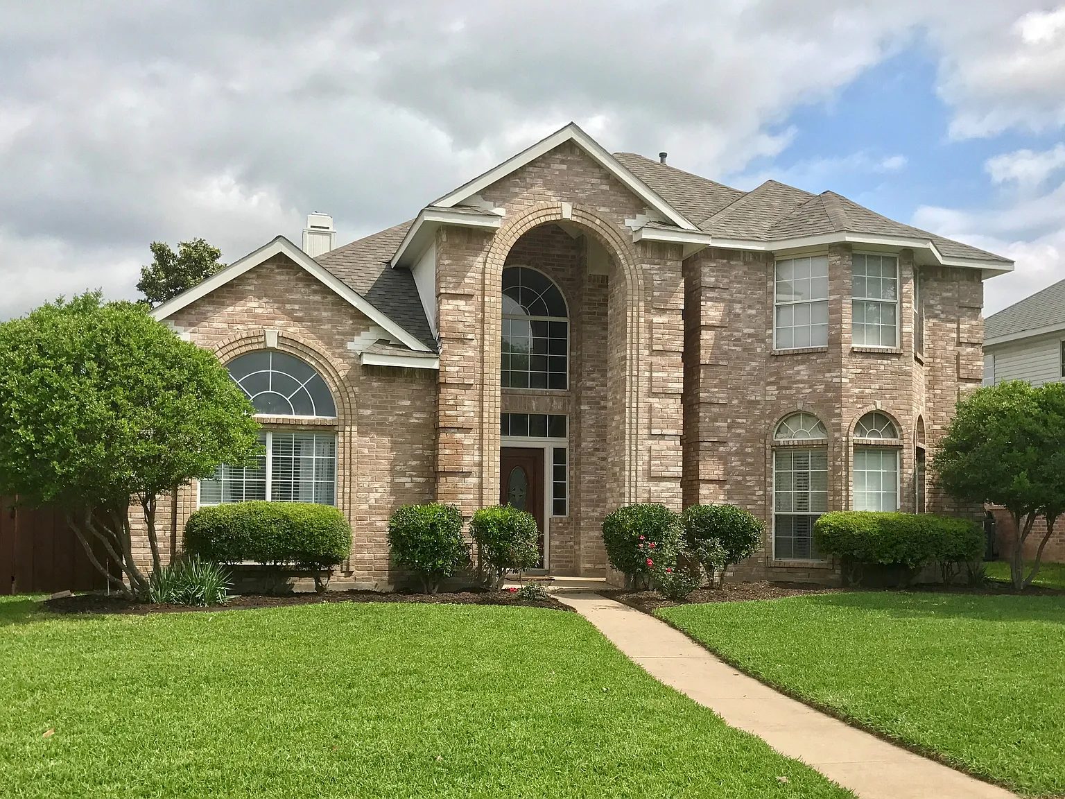 4 bed, 2475 sqft, $860 — Photo 1