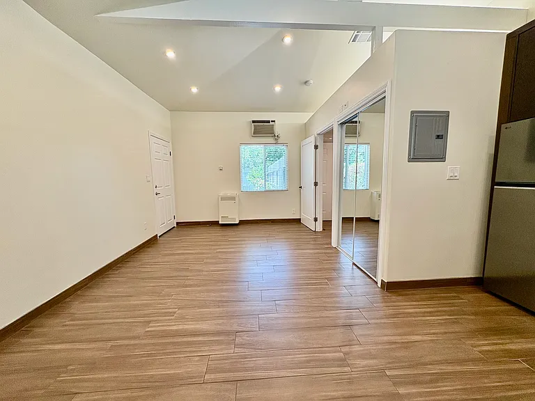 16006 Bassett St — Photo 6