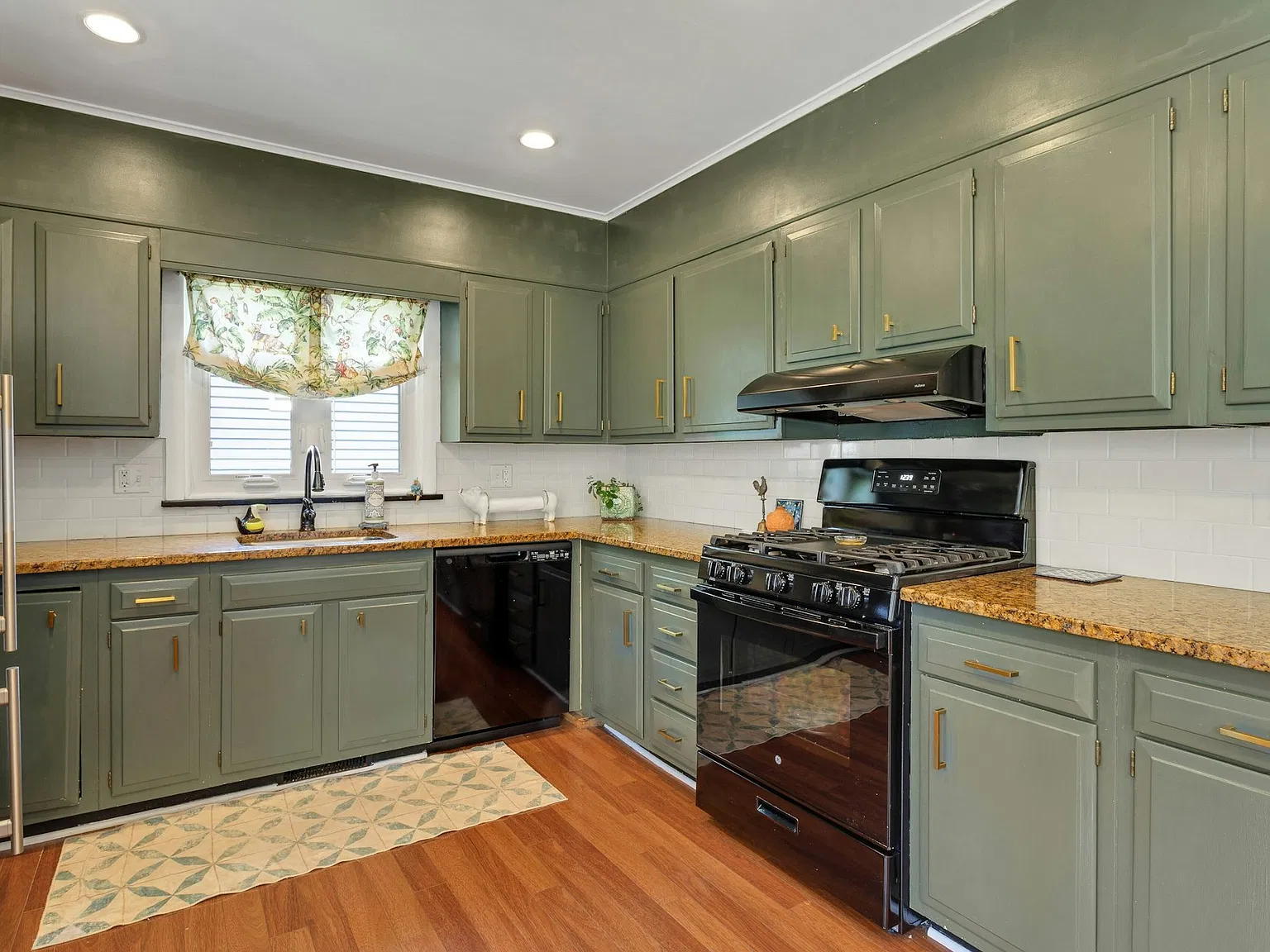 3 bed, 1244 sqft, $5,800 — Photo 3