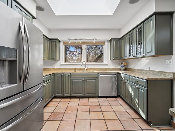 4th image of 1240 Glenoak Ln