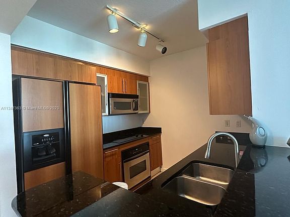 5th image of 325 Biscayne Blvd #1418