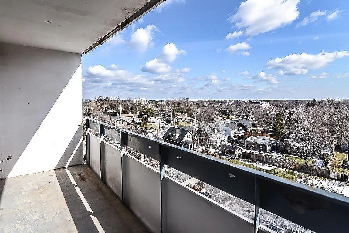 Robinson Towers — Photo 1
