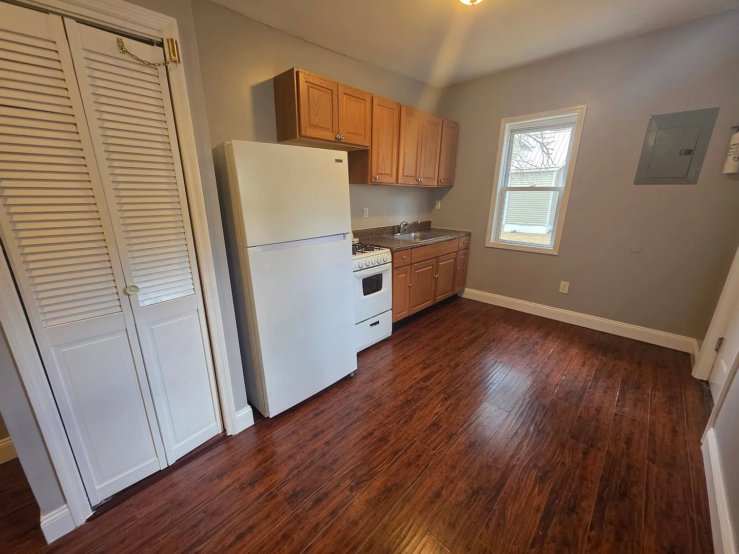 2 Bed 1 Bath Apartment In Loch Sheldrake — Photo 2